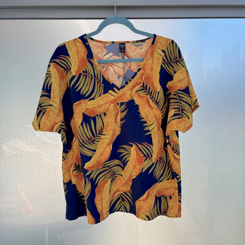 Emery Rose | Tropical Leaf Print V-Neck Top